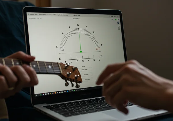 Screenshot of an online guitar tuner showing in-tune status